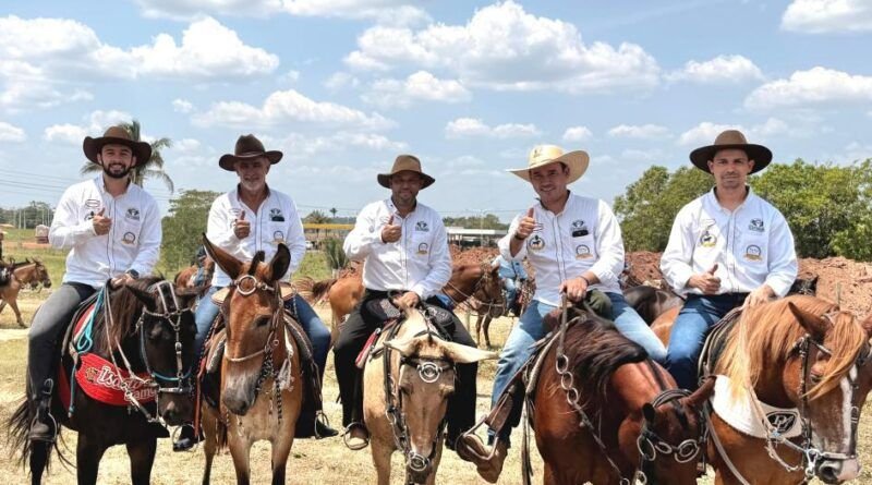 Amélio Cayres celebra tradição sertaneja na Cavalgada de abertura da Expoagra 2025