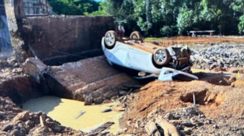 Falta de sinalização em obra causou acidente que deixou quatro feridos após carro cair de ponte, diz polícia