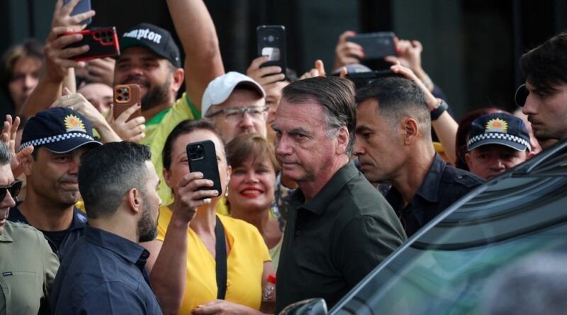 Bolsonaro deixa prisão domiciliar para procedimento médico após autorização de Moraes