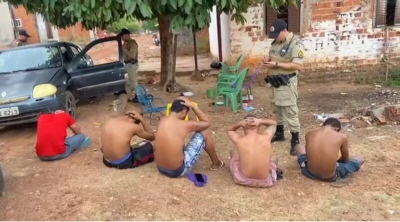VÍDEO: Grupo é detido usando drogas e bebidas em via pública; um deles usava tornozeleira eletrônica em Araguaína