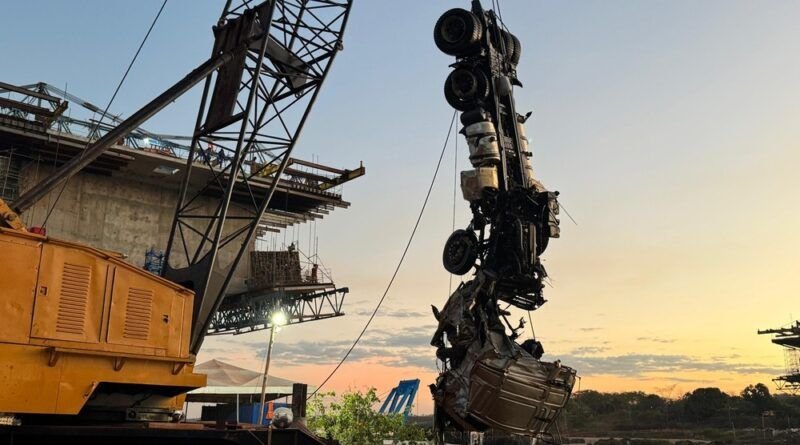 Caminhão é retirado do fundo do Rio Tocantins nove meses após desabamento da ponte entre TO e MA