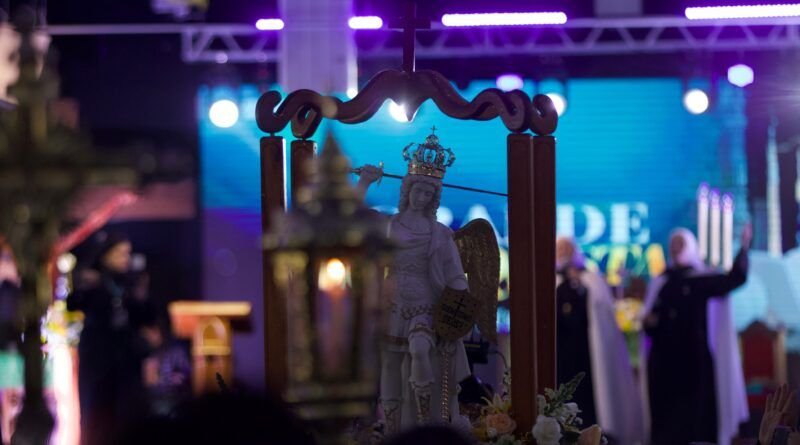 Imagem oficial de São Miguel Arcanjo, vinda da Itália, chega a Palmas em peregrinação nacional