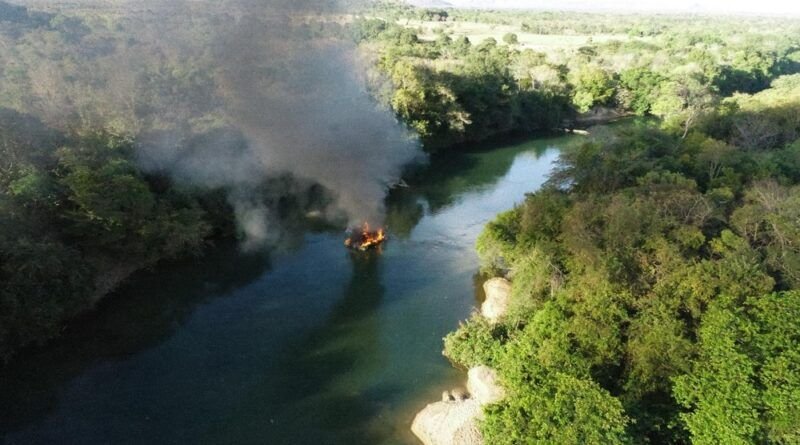 Polícia Militar do TO destrói balsa usada em garimpo ilegal no rio Manoel Alves