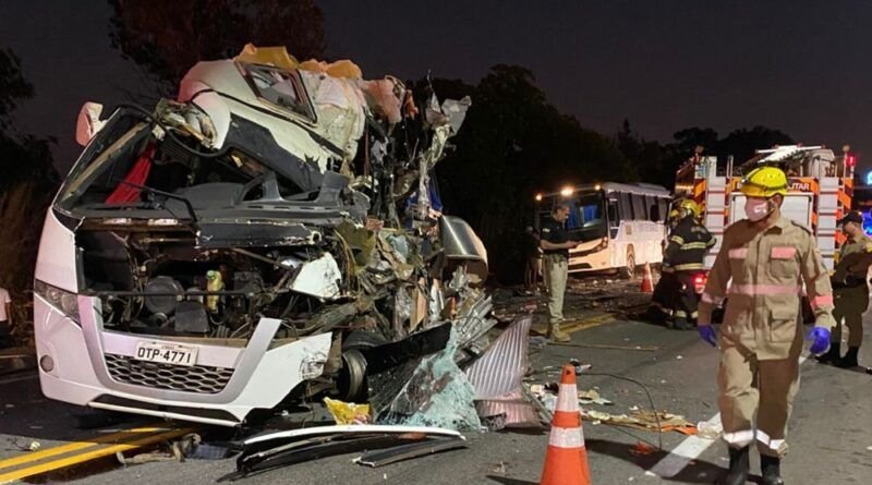 Acidente entre carreta, micro-ônibus e ônibus deixa cinco mortos na BR-153