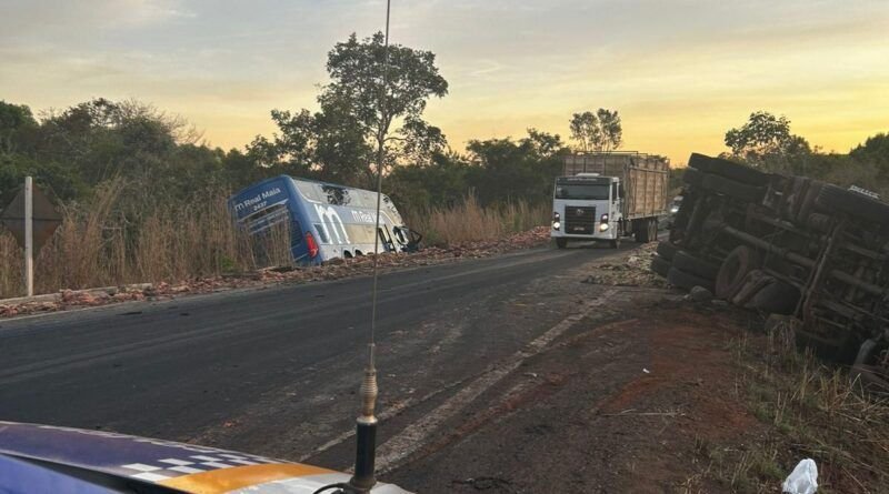 Ônibus com 25 passageiros colide com carreta tombada na TO-134; carga de restos de gado ficou espalhada na pista
