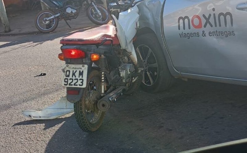 Motociclista fica ferida após colisão com carro de aplicativo em AraguaÃna