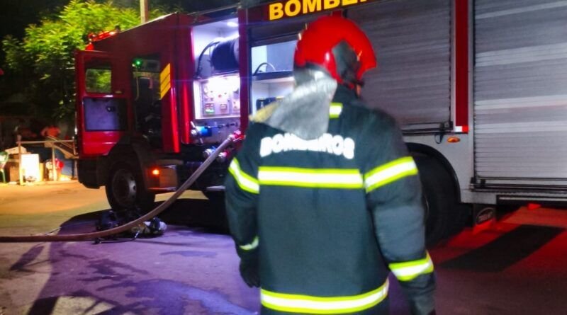 VÍDEO; Bombeiros apagam incêndio que atingiu residência no bairro JK, em Araguaína