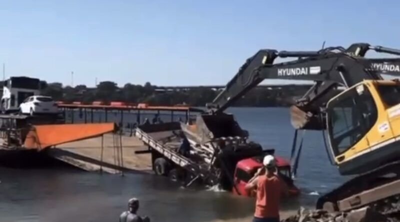 VÍDEO; Caminhão cai no Rio Tocantins durante travessia entre Estreito e Aguiarnópolis