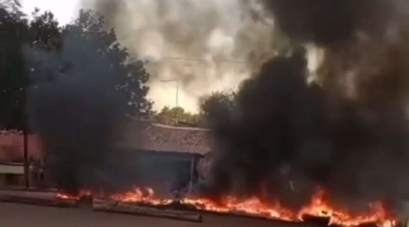 Axixá em protesto: moradores queimam pneus e bloqueiam rua após tragédia que vitimou moradora