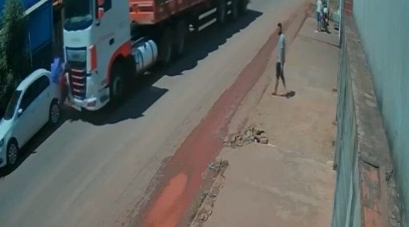 Mulher com criança de colo morre atropelada por carreta em Axixá do Tocantins; vídeo mostra o momento do acidente