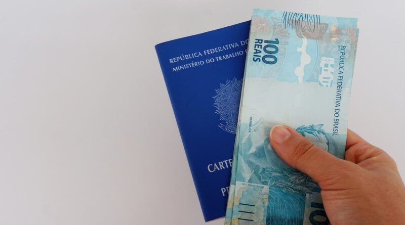 Decreto oficializa reajuste do salário mÃnimo para R$ 1.621 a partir de 2026