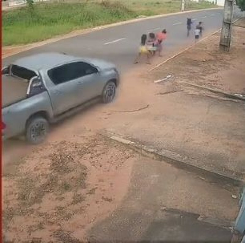 VÍDEO: Mulher morre e sete ficam feridos após caminhonete em alta velocidade atropelar família em Balsas, no MA