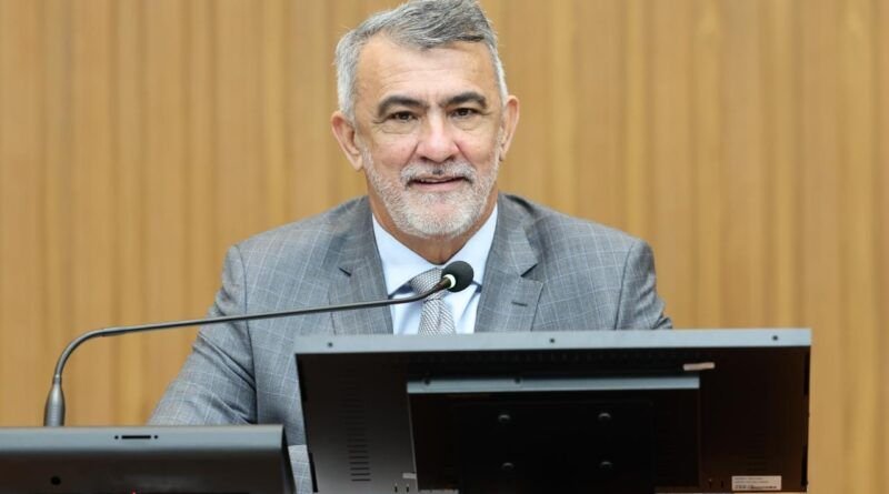 Amélio Cayres participa de reunião com parlamentares brasileiros em Goiânia