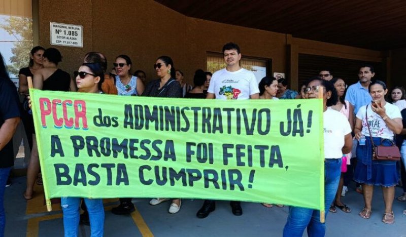 Após cinco dias de greve, professores de AraguaÃna encerram paralisação com promessa de valorização e PCCR do administrativo